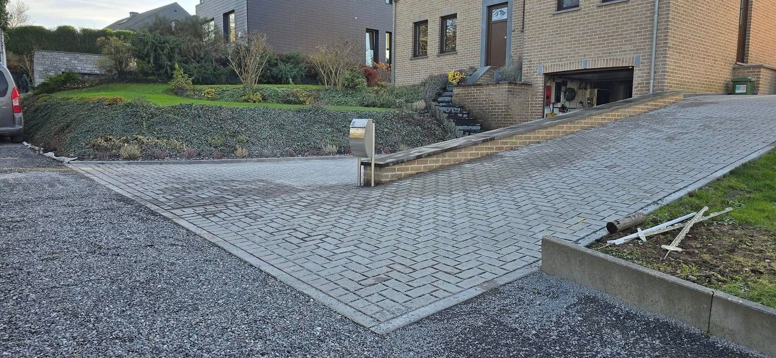 Allée en pavés terminée à Saint-Georges-sur-Meuse