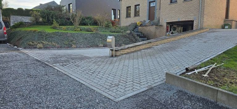 Allée en pavés terminée à Saint-Georges-sur-Meuse
