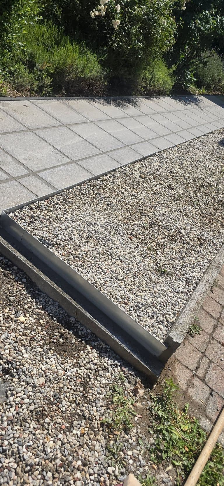 Terrasse en dalles 80 × 80 — fin de chantier (1)