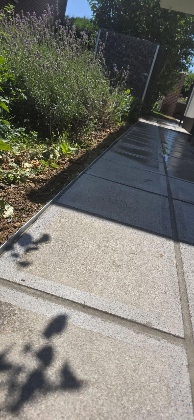 Terrasse en dalles 80 × 80 — fin de chantier (2)
