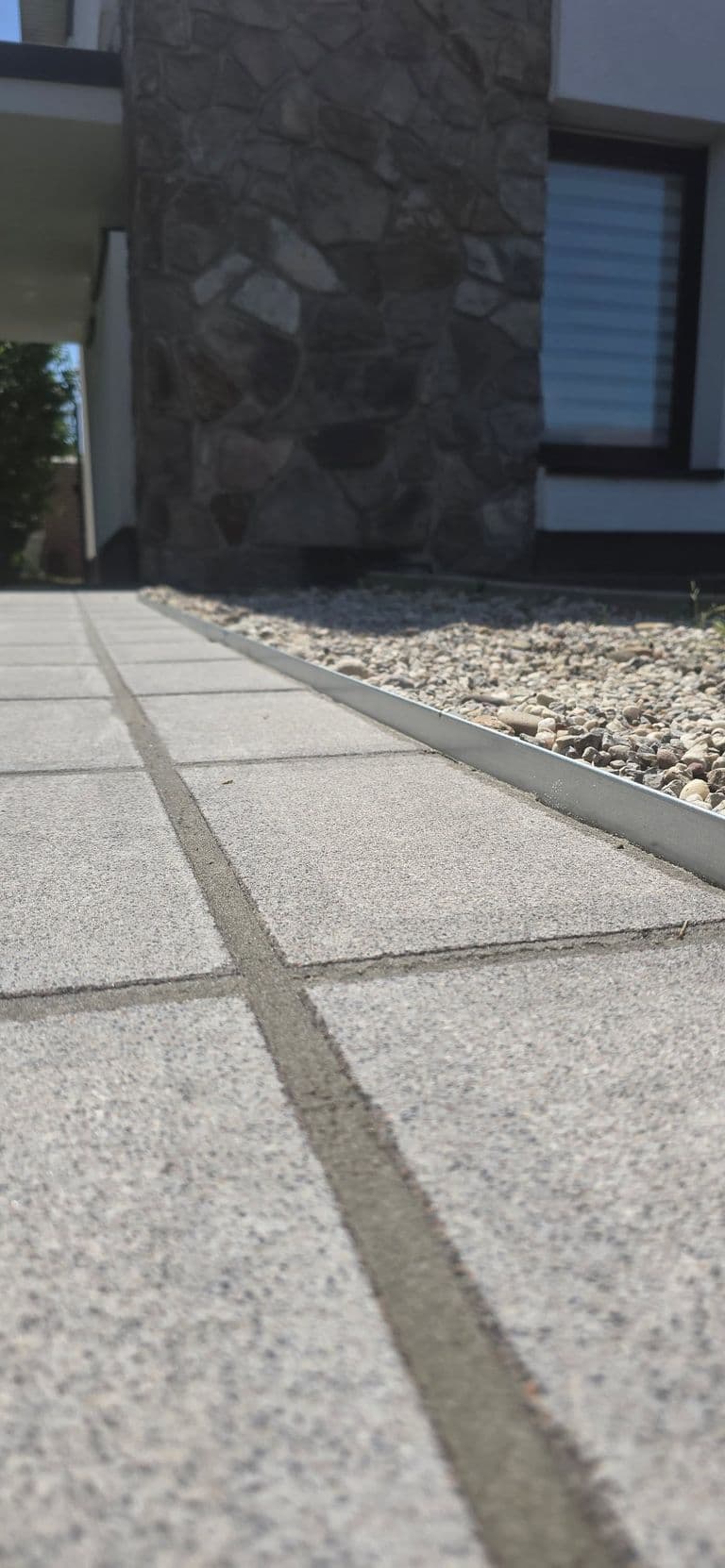 Terrasse en dalles 80 × 80 — fin de chantier (3)