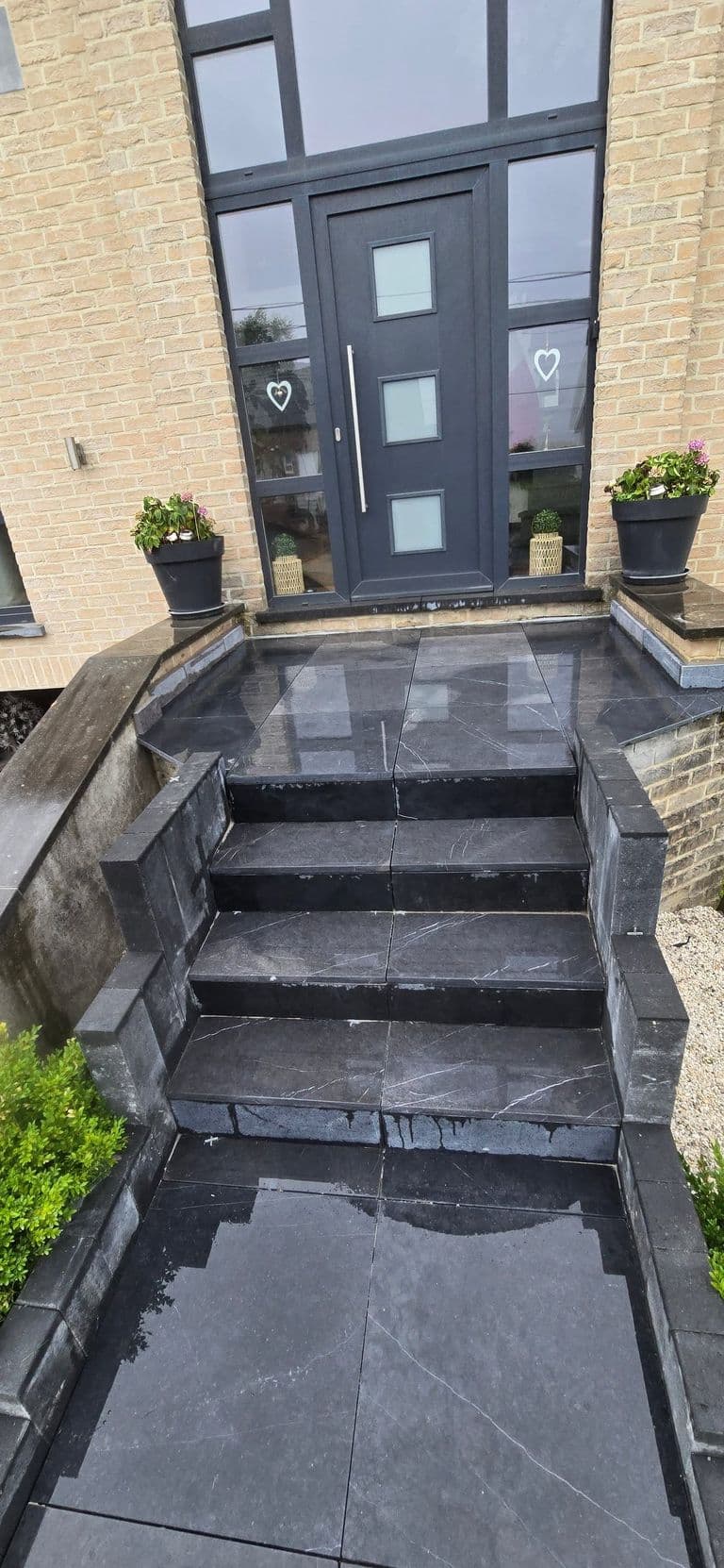 Escalier et terrasse en pierre bleue — photo du chantier terminé