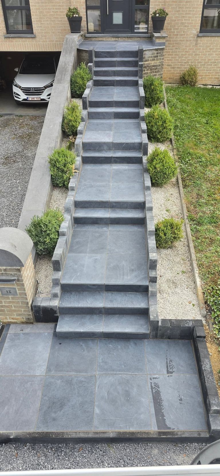 Escalier et terrasse en pierre bleue — fin de chantier (4)