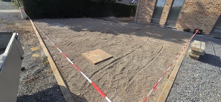 Semelle d'annexe, parking et palissade — photo du chantier terminé