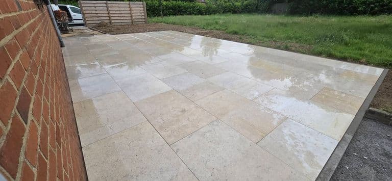Terrasse en pierre naturelle — fin de chantier (1)