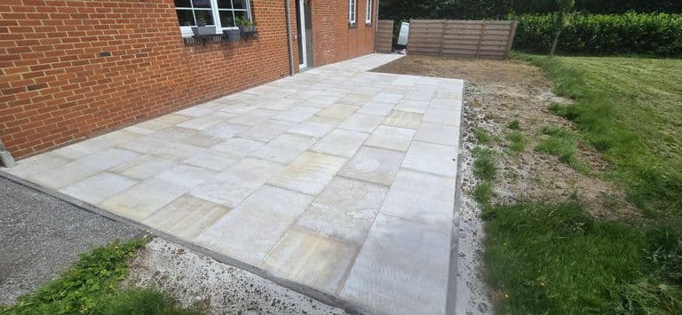 Terrasse en pierre naturelle — fin de chantier (4)