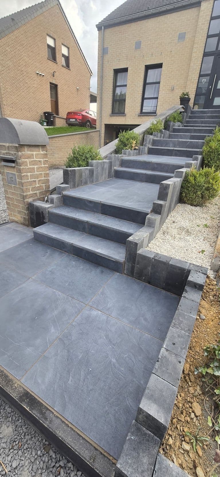 Escalier et terrasse en pierre bleue — fin de chantier (9)